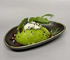 Avokado m. urtecreme & rugbrødschips